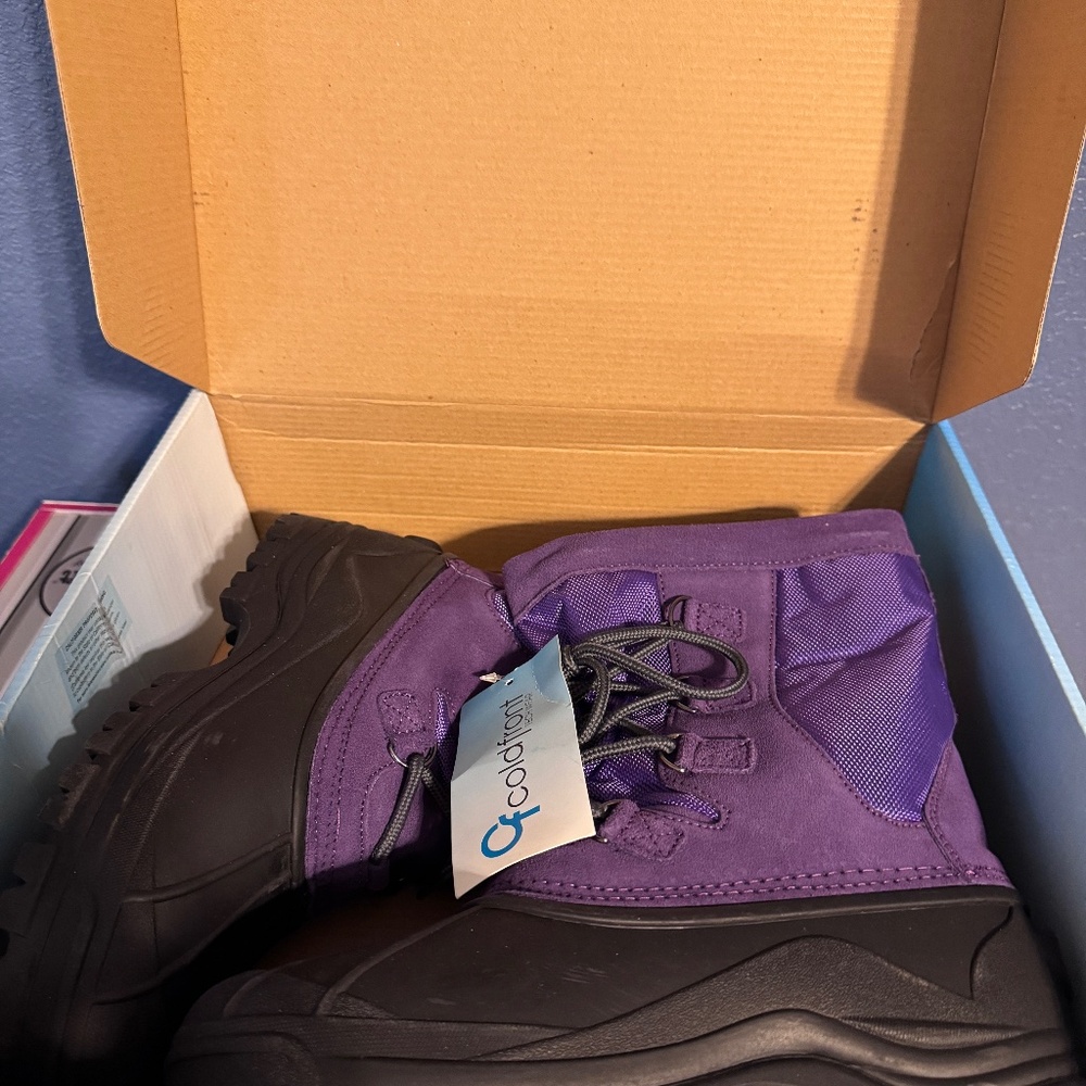 COLDFRONT Berry Boot~Purple💜 Size 6 women’s/Girls~NEW IN BOX